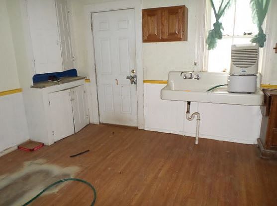 4th image of 252 Roosevelt Ave