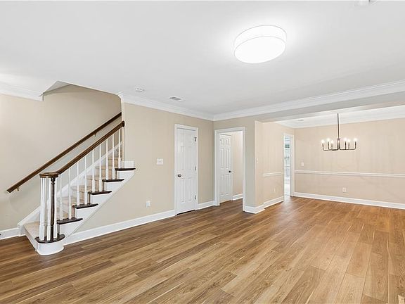 3rd image of 112 Mount Vernon Cir