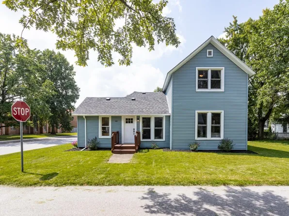 412 Oak St, Kouts, IN 46347