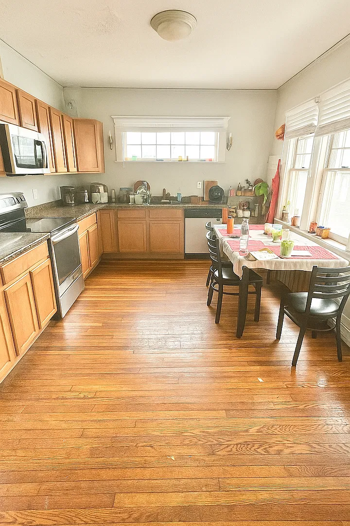 504 Catherine — Photo 3