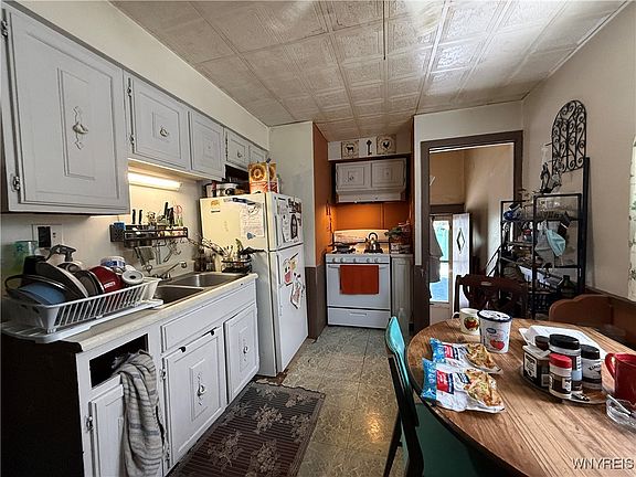 5th image of 163 Farmer St