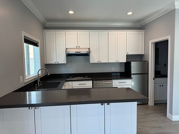 2nd image of 1088 S Los Robles Ave