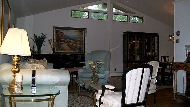 1st image of 6 Lorenz Dr