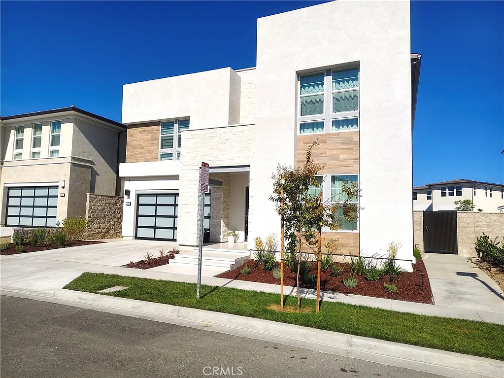 5 bed, 5.5 bath, 4045 sqft, $8,500 — Photo 2