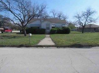 301 Henrietta St, Nocona, TX 76255