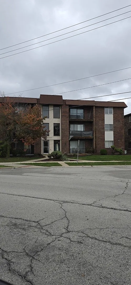 17701 Park Blvd APT 304 photo 1
