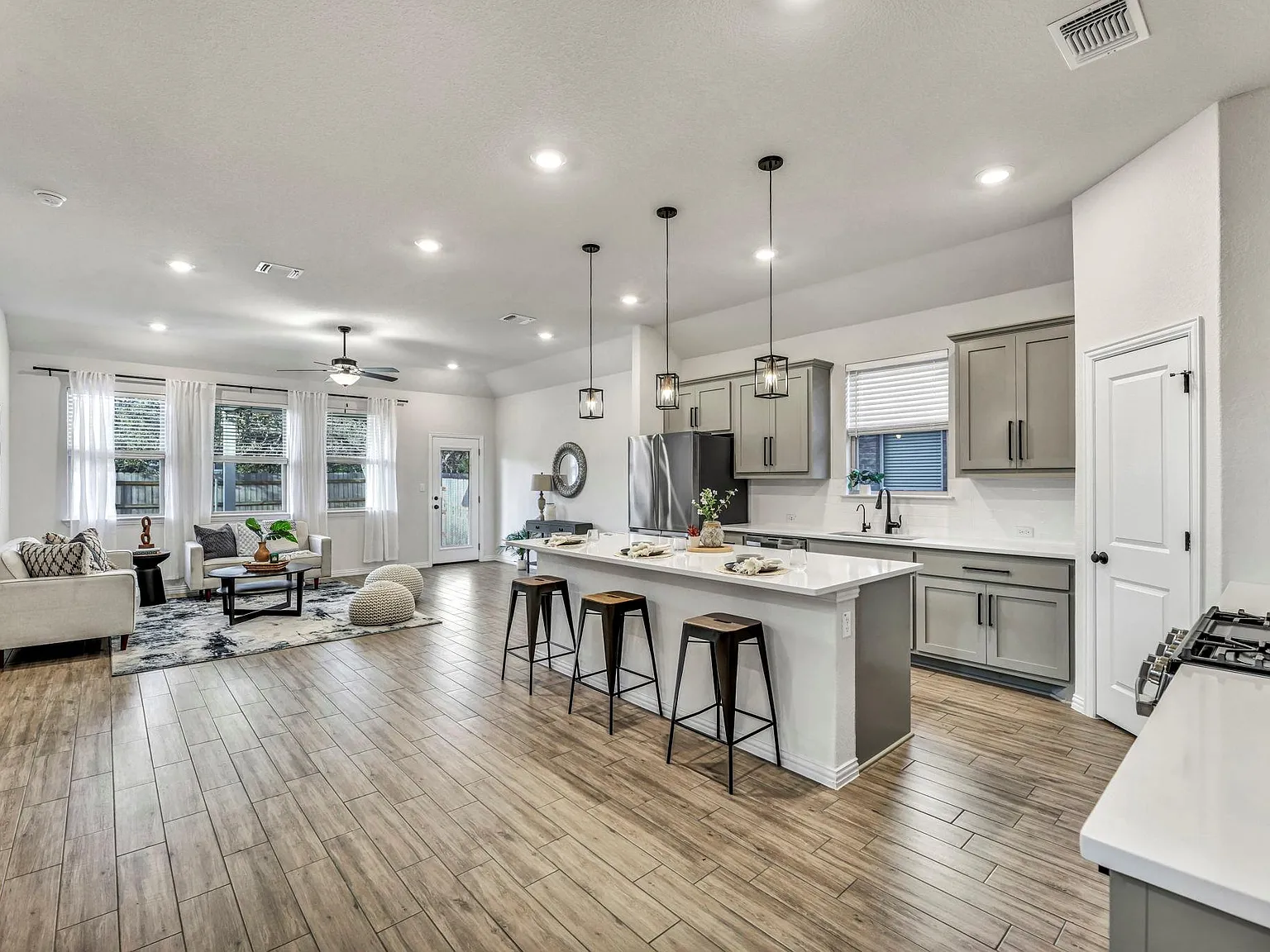 4 bed, 3.5 bath, 2616 sqft, $3,500 — Photo 3