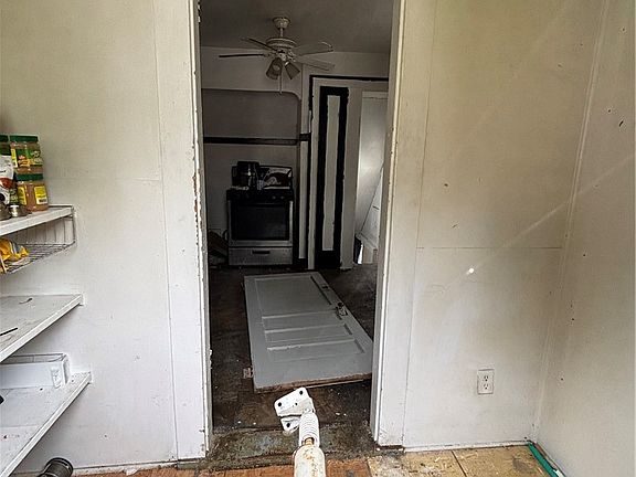 3rd image of 1499 Clermont Rd
