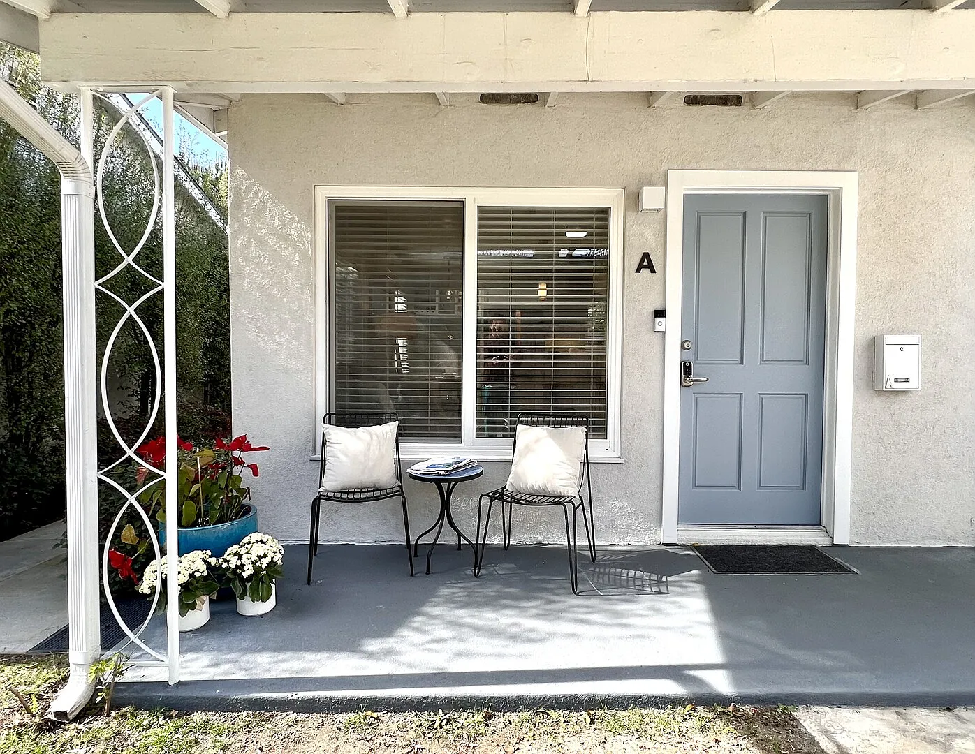 Dwell Art Gallery Home ~ Cozy Cottage Santa Monica — Photo 3