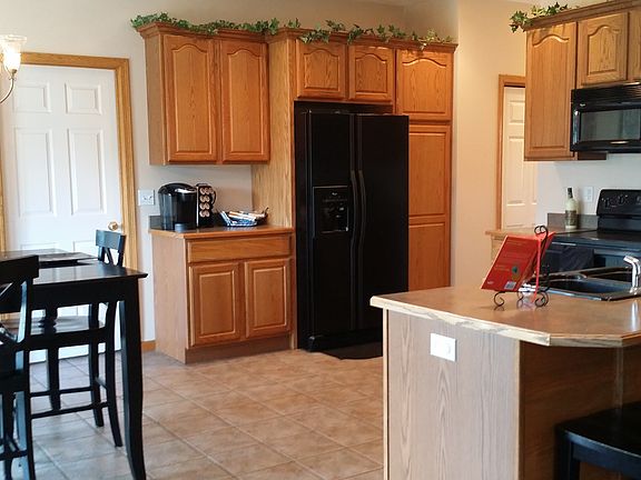 Kitchen w/ eat in bar