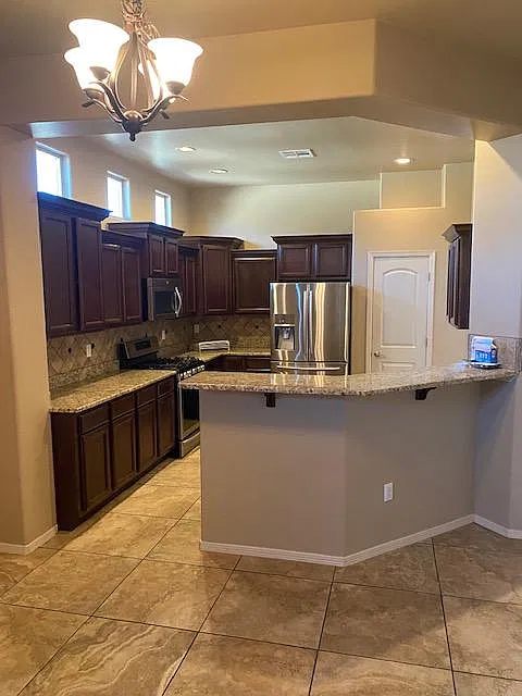 4 bed, 1858 sqft, $2,100 — Photo 4