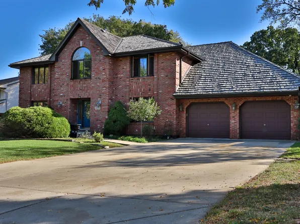 2221 Donegal Dr, Darien, IL 60561