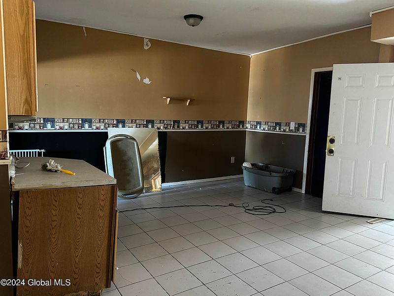 5th image of 805 Congress Street