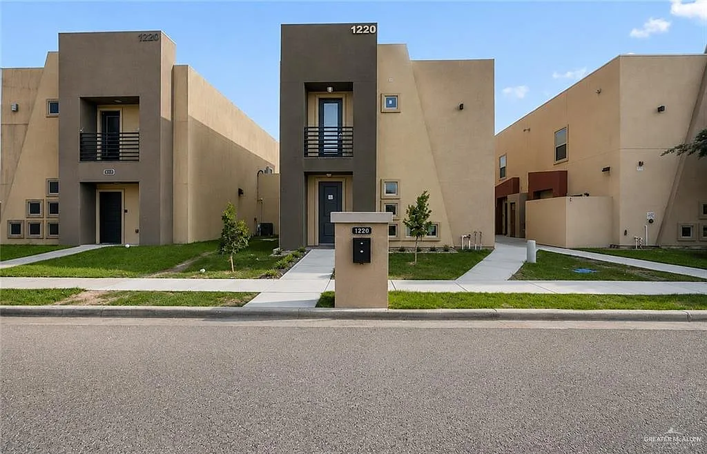 2 bed, 2.5 bath, 1135 sqft, $1,300 — Photo 1