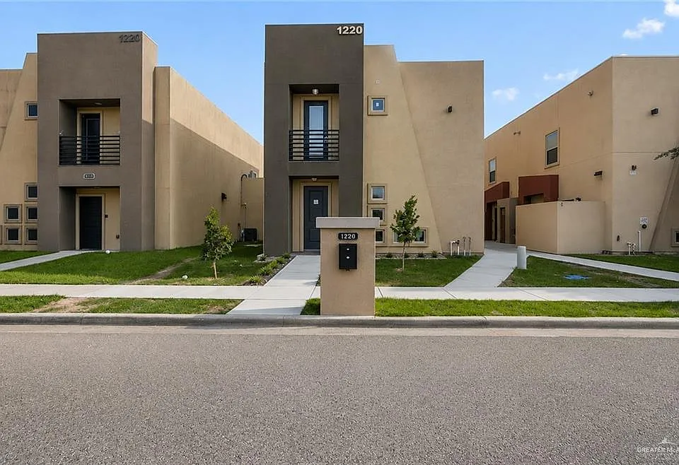 1220 E Camellia Ave