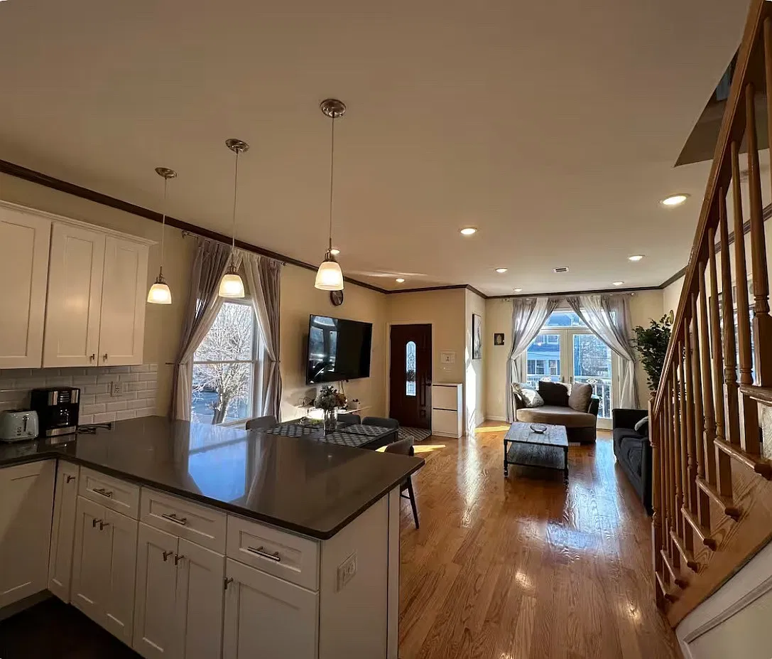 5 bed, 2200 sqft, $4,790 — Photo 3