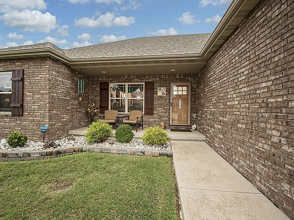 2nd image of 612 N Vermillion Drive