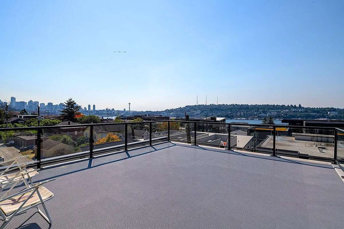 2403 Boylston Ave E — Photo 1
