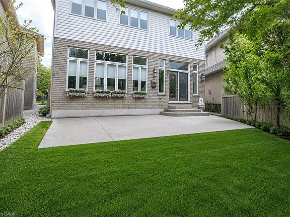3rd image of 79 Moorland Cres