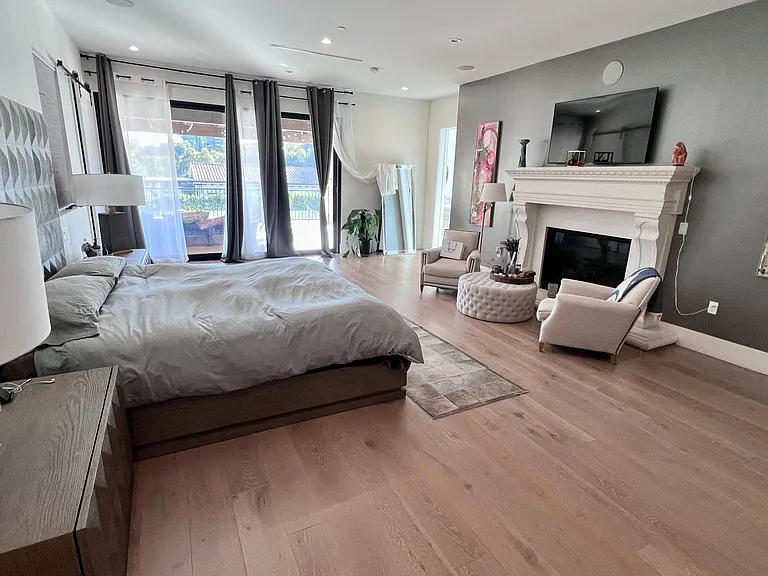 23040 Calvert St — Photo 16