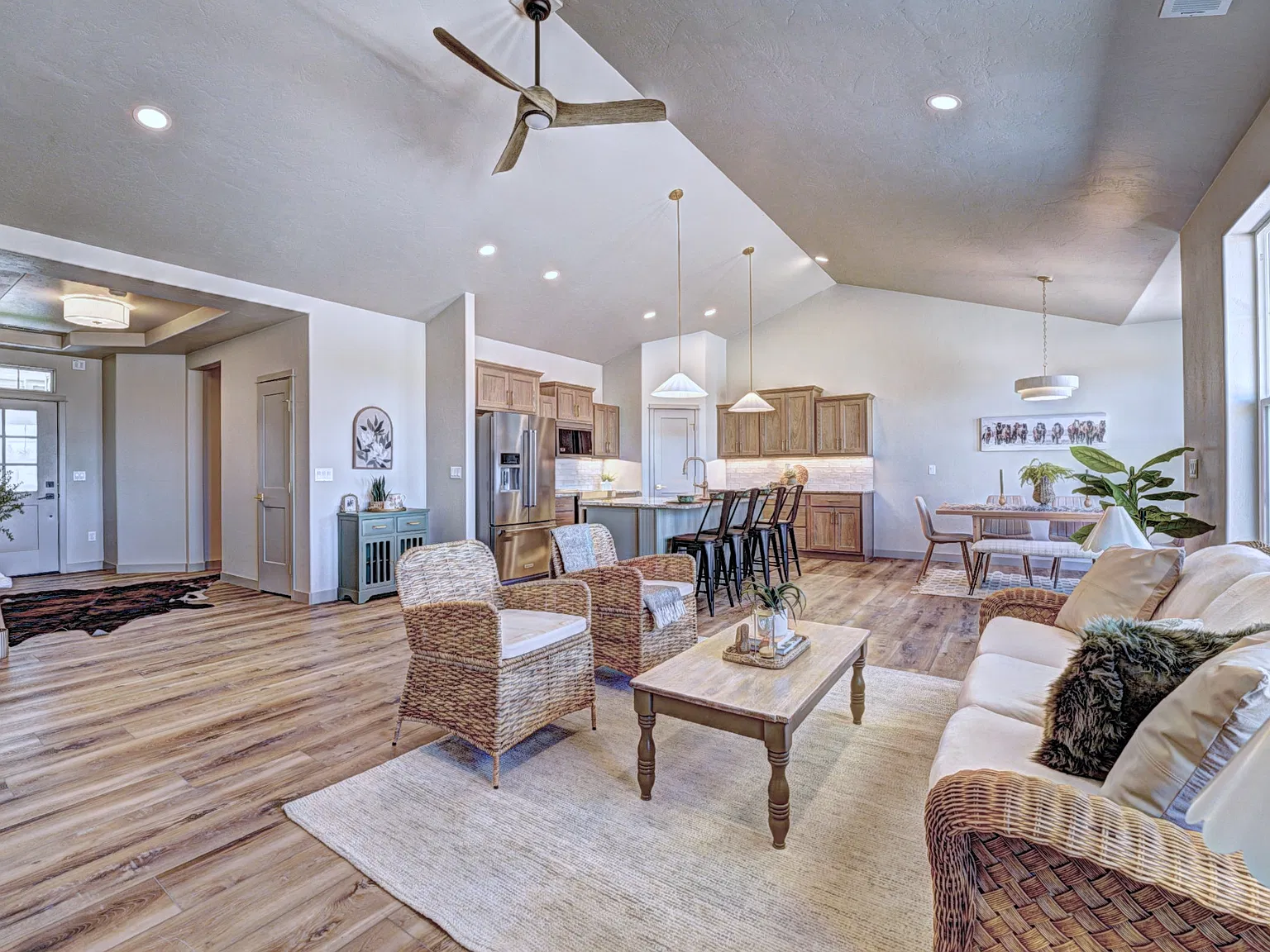 3 bed, 1651 sqft, $3,275 — Photo 2