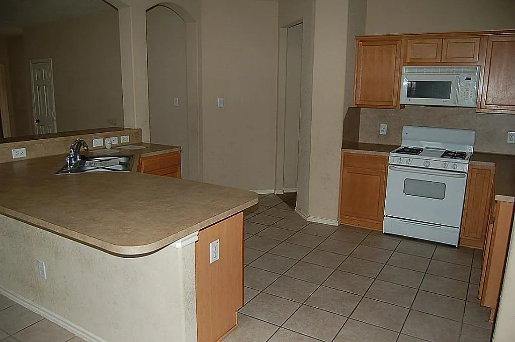 4 bed, 2.0 bath, 2051 sqft, $2,000 — Photo 4