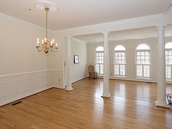 3rd image of 7 Cherry Blossom Ct