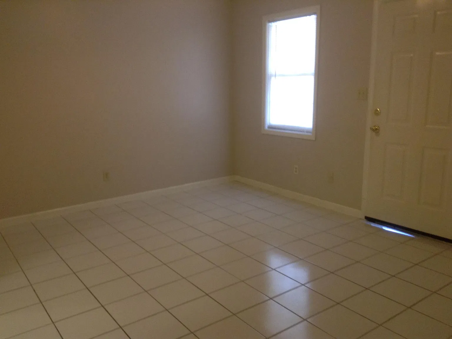 2 bed, 1972 sqft, $1,200 — Photo 4