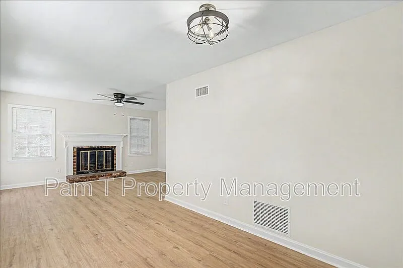 3 bed, 1.0 bath, 1066 sqft, $1,999 — Photo 4