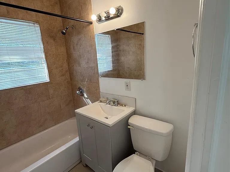 1139 NW 9th Ave — Photo 19