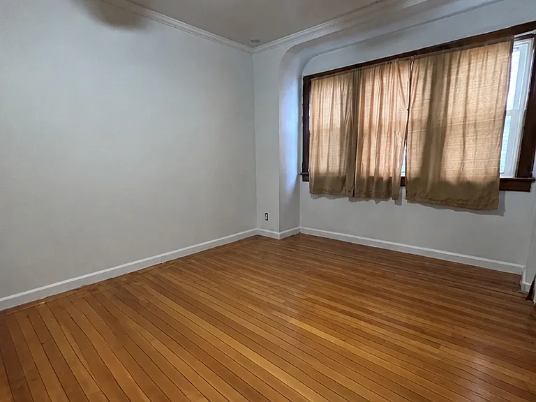 103 E Saint Marks Pl #1 — Photo 2