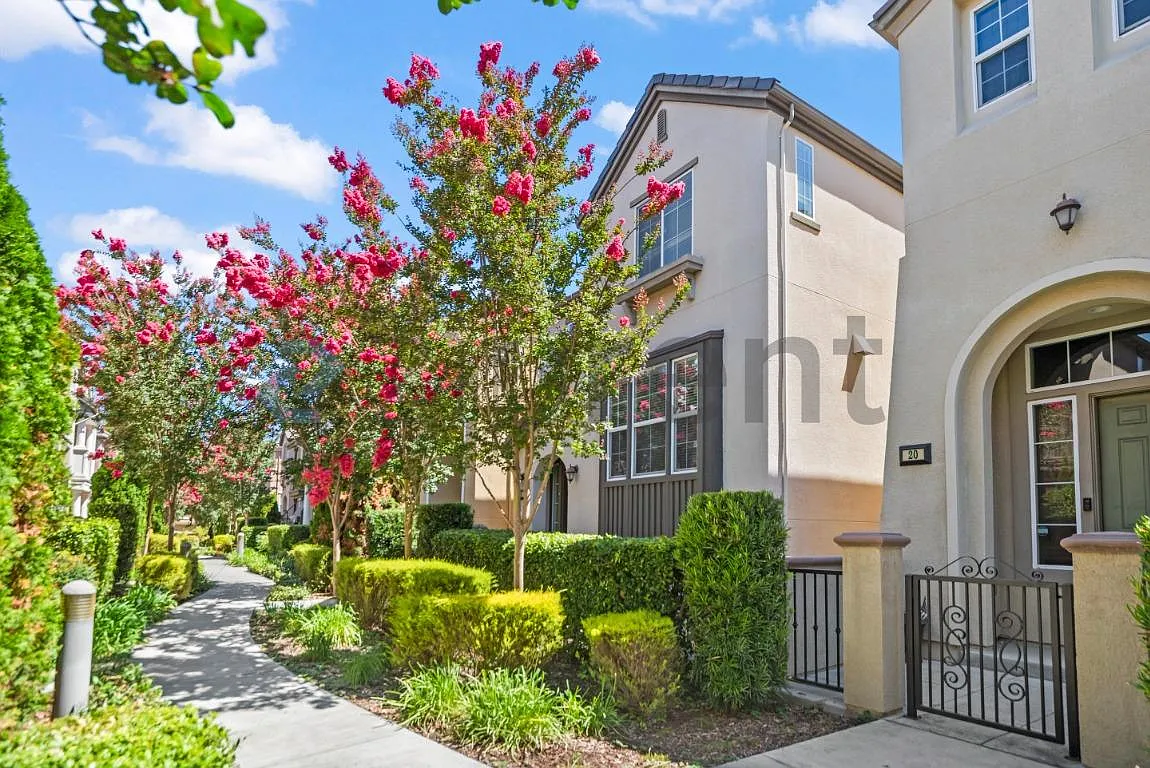 3 bed, 2.5 bath, 1950 sqft, $5,680 — Photo 2