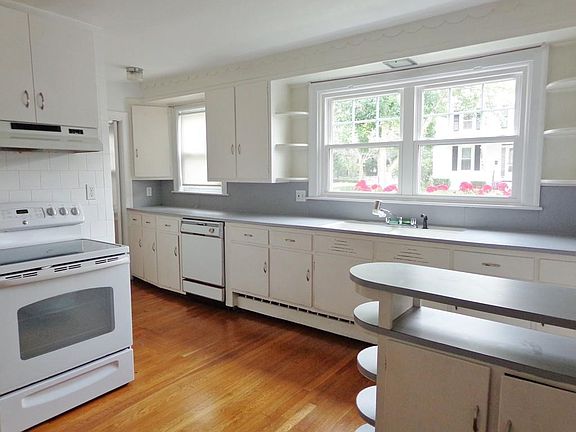 3rd image of 79-81 White St #79