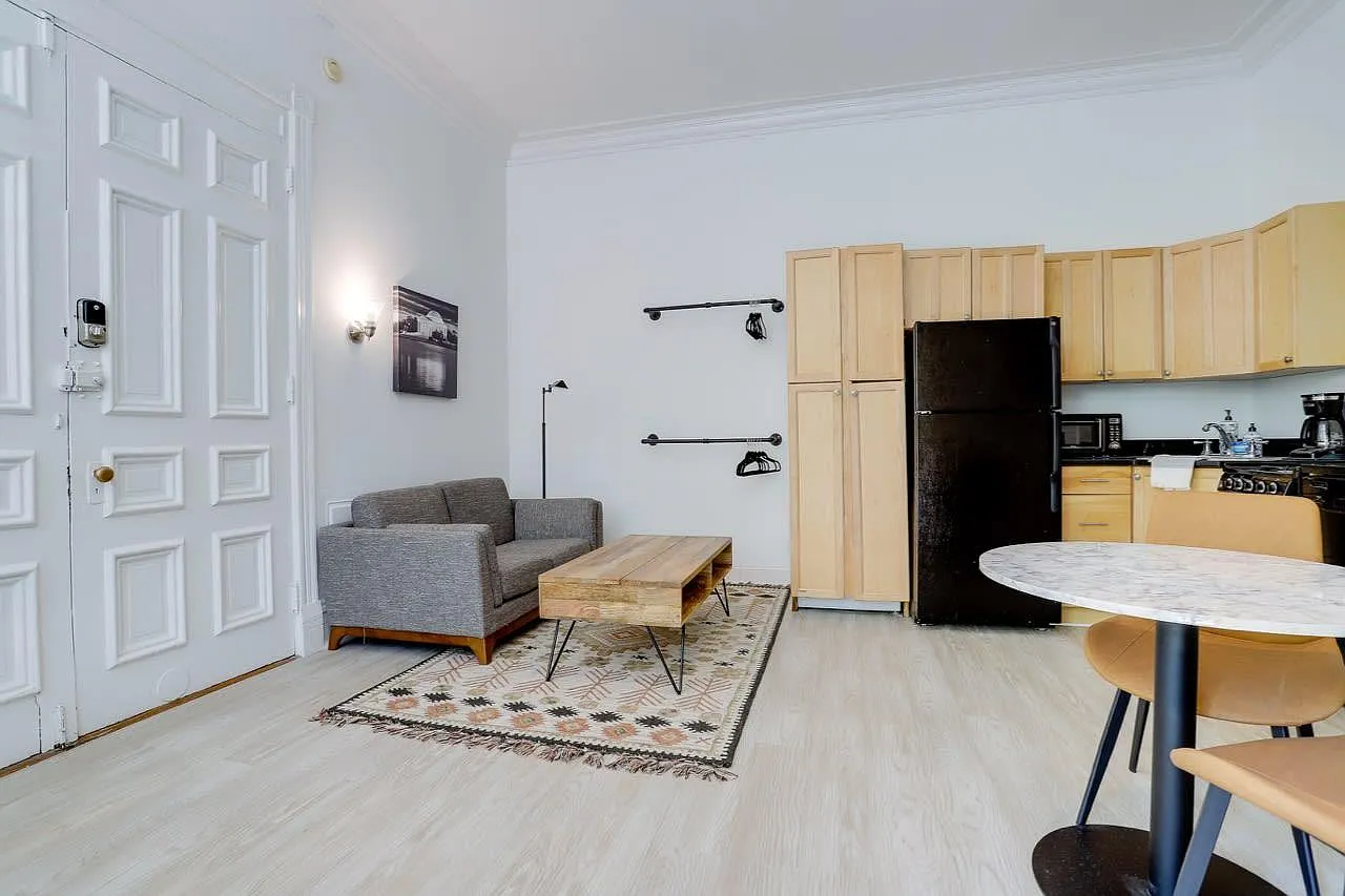 Studio, 400 sqft, $3,500 — Photo 3