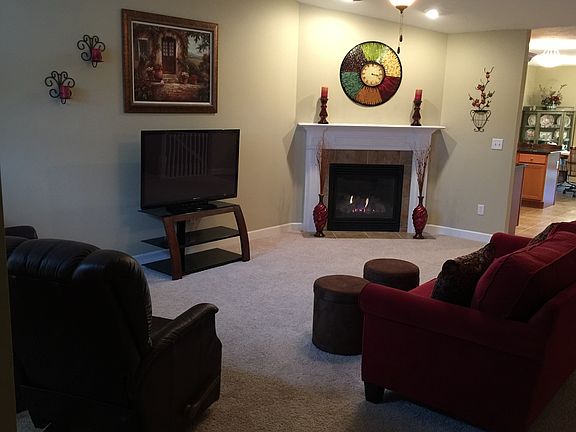 Living Room w Fireplace