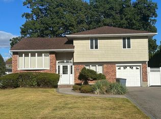 39 Hobart St, East Islip, NY 11730