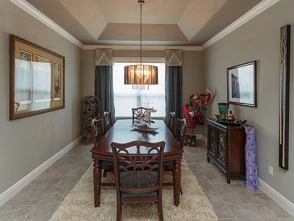 5th image of 889 Sherbourne Cir