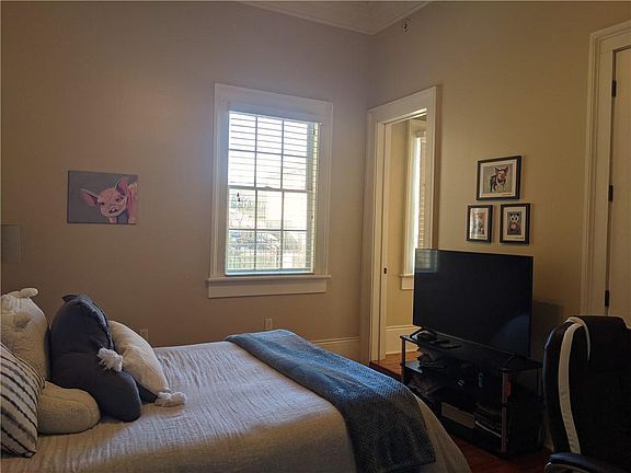 5th image of 1002 Jackson Ave #E