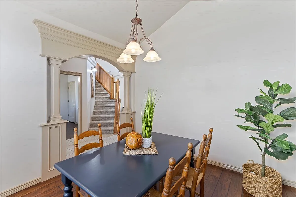 4 bed, 2522 sqft, $2,350 — Photo 3