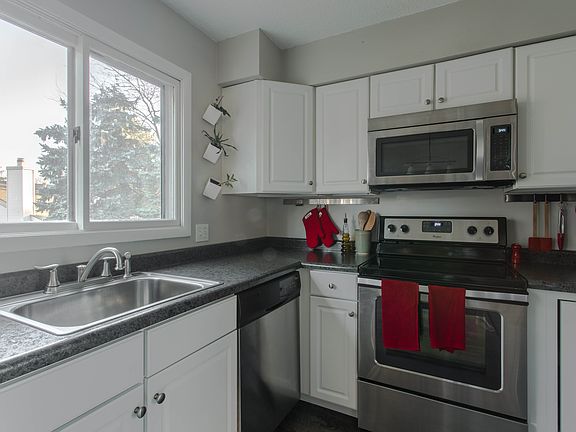 3rd image of 158 Avignon Ct