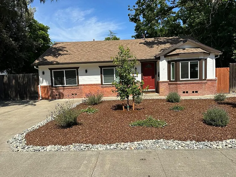 1402 Clara Ln — Photo 1