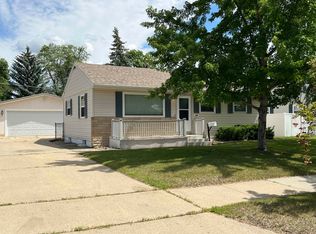 304 24th St NW, Minot, ND 58703