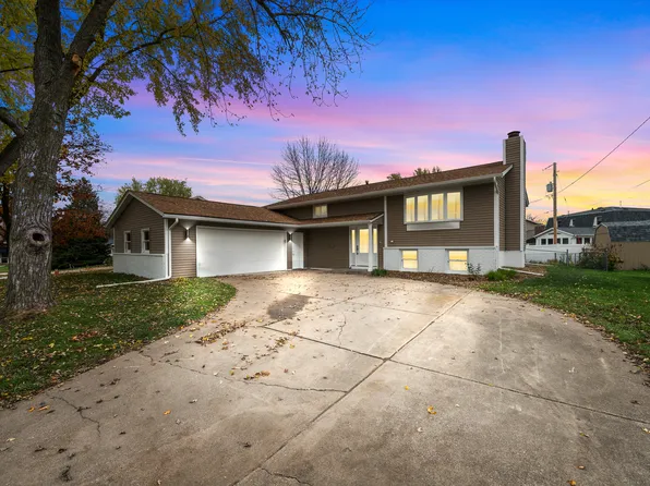 4029 Denniston Ct, Bettendorf, IA 52722