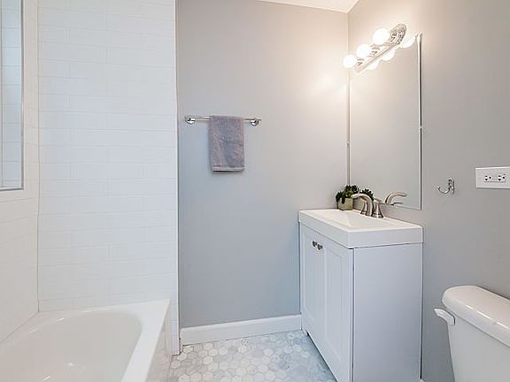 3rd image of 2343 W Foster Ave APT 1