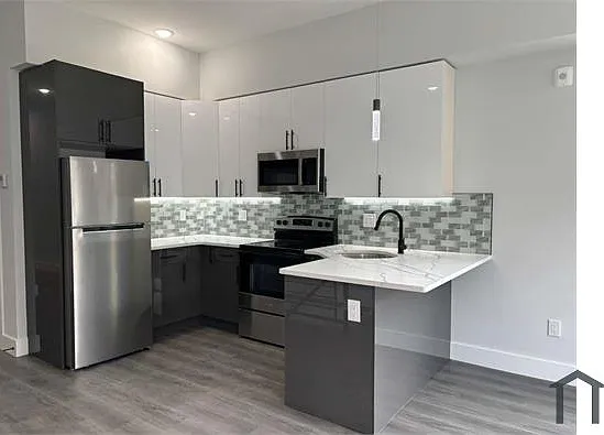 4 bed, 1150 sqft, $2,220 — Photo 3