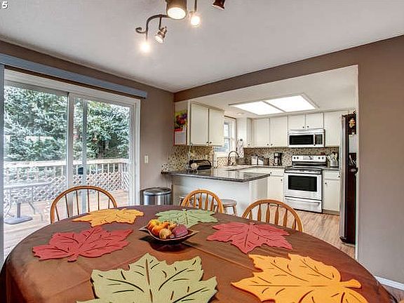 5th image of 823 NE Melinda Ct