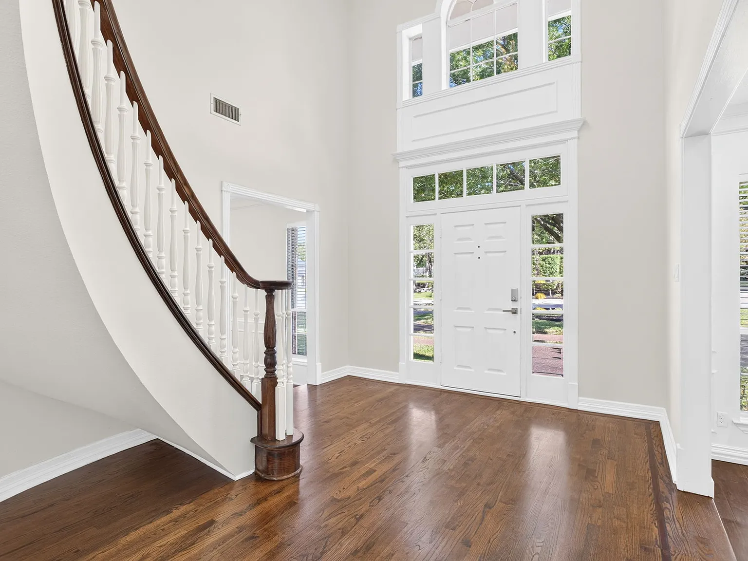 5 bed, 5.5 bath, 4160 sqft, $8,000 — Photo 2