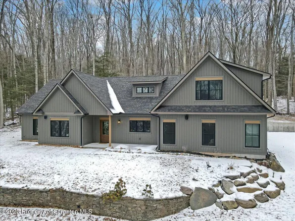 27 S Shore Dr, Lake Ariel, PA 18436