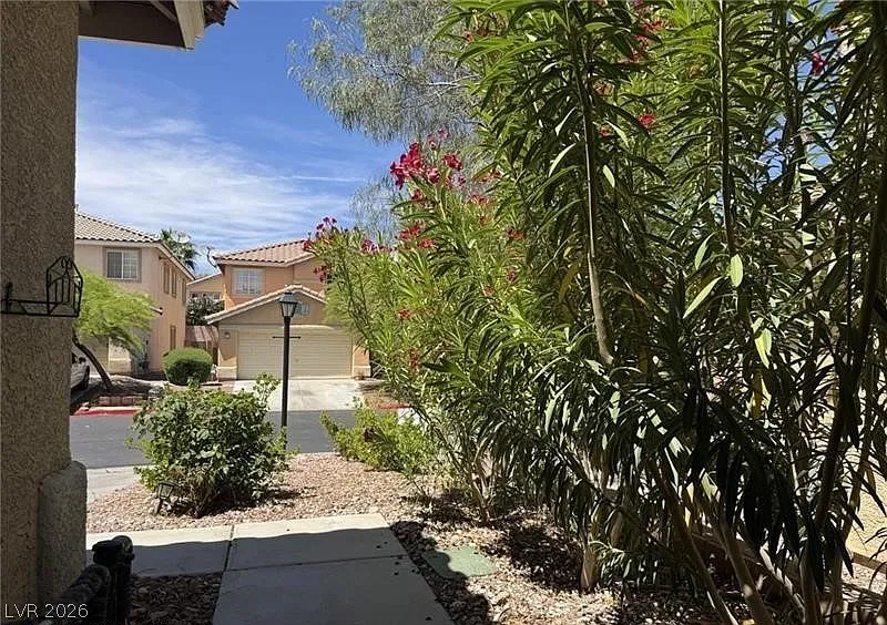 3 bed, 2.5 bath, 1683 sqft, $2,400 — Photo 3