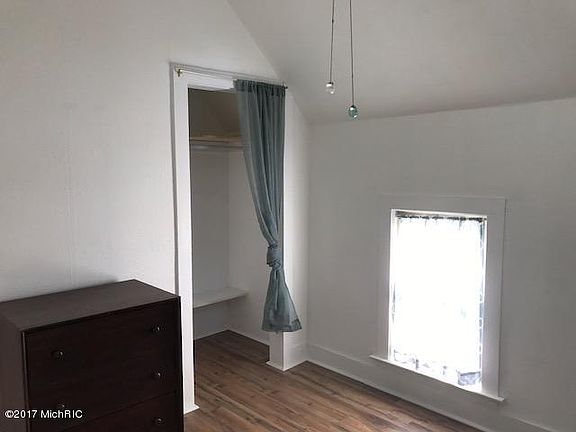 5th image of 137 W 17th St